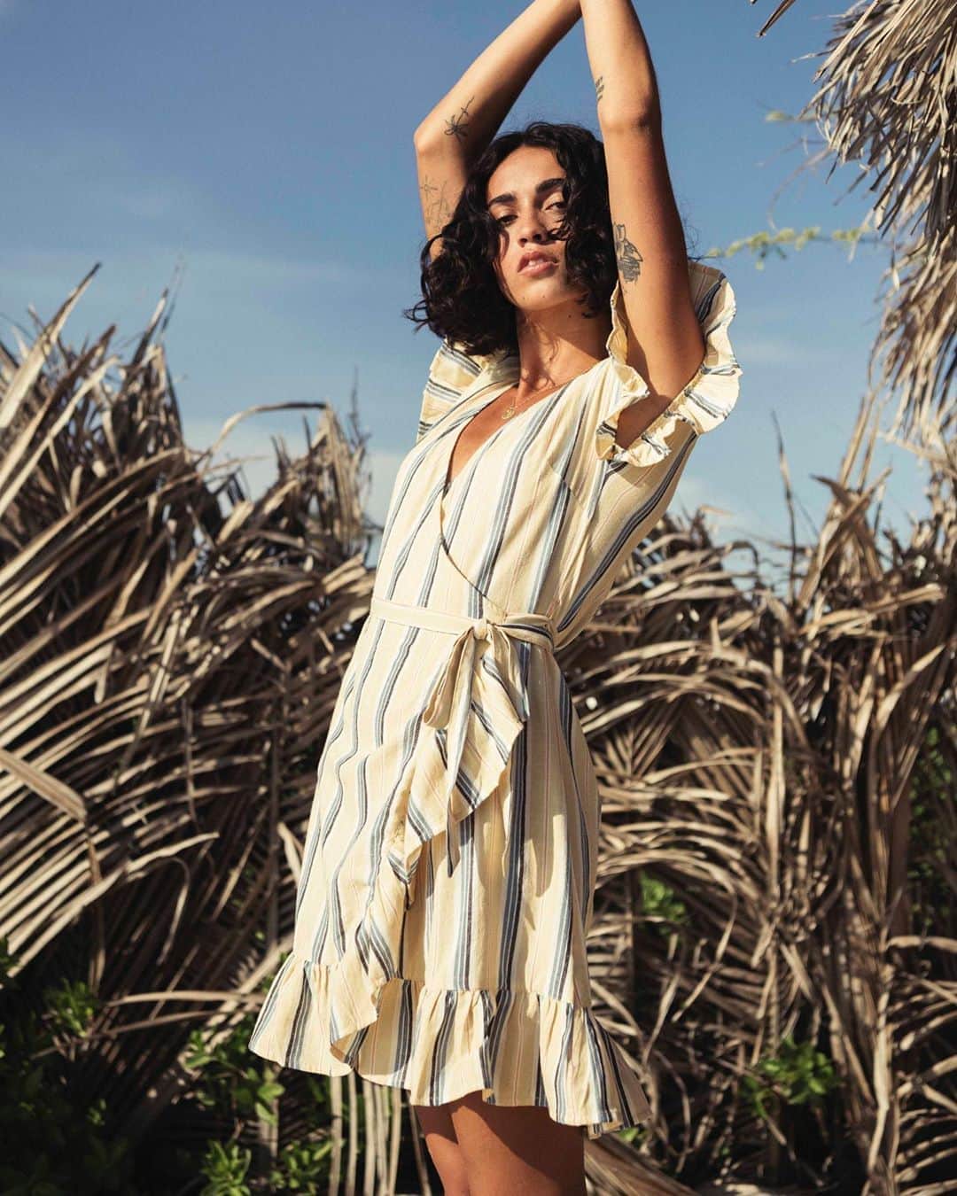 BILLABONG WOMENSさんのインスタグラム写真 - (BILLABONG WOMENSInstagram)「Fall for our new Wrap and Roll Mini Dress in pretty pale yellow✨ Shop now >> link in bio @shaantix」9月24日 0時58分 - billabongwomens
