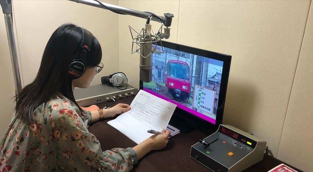 松原朋美さんのインスタグラム写真 - (松原朋美Instagram)「日曜日12時33分から 『中京テレビ番組MC大集合！ 応援！地元の前向き人』 という特番を放送します🤗  各番組のMCがこの地方で前向きに頑張っている人を取材しています！  ちなみに番組中に皆さんからの感想をTwitterで募集します❣️  #中京テレビ番組MC大集合 をつけて呟いてください🥺 番組中にご紹介させて頂きます😊（40字以内でお願いします）  土曜日はゴリ夢中を見て、 日曜日は大とくさんを見て、そのままこの特番までご覧ください〜❣️  #中京テレビ番組MC大集合 #私は『ゴリ夢中』と『前略、大とくさん』担当します(^^) #番組見ながらTwitterで感想を呟いてくれたら嬉しいです😭💓 #２枚目の写真は特番のナレーション収録の様子」9月24日 0時59分 - matsubara.tomomi.0205