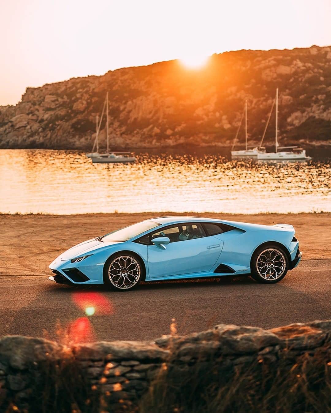 ランボルギーニのインスタグラム：「Passion and perseverance are both powerful qualities that can take you great places.   They are also what makes our Huracán EVO an indescribable magnificence, like the one captured by @stephan_bauer. The presence and purpose of this Super Sports Car resonates not only throughout its design but also in its exclusive interior finish.   #Lamborghini #HuracanEVO #EveryDayAmplified」