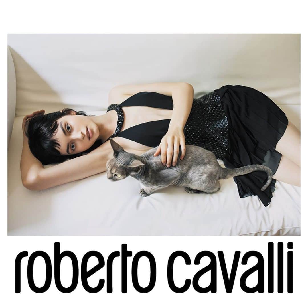 ロベルトカバリさんのインスタグラム写真 - (ロベルトカバリInstagram)「A seductive, intriguing creature for the #RobertoCavalliFW20 women's collection.  #RobertoCavalli」9月24日 1時00分 - roberto_cavalli