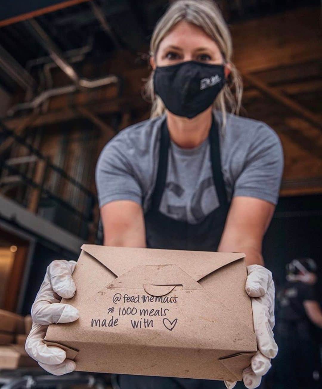 Portlandさんのインスタグラム写真 - (PortlandInstagram)「Now this is what we call community! 🤗 The team at @feedthemass , a local non-profit kitchen has been providing FREE MEALS to individuals, including those who were effected by the wild fires. You can find them at The Breathe Building (2305 SE 50th Ave.) every Monday, Wednesday and Friday.  - 📷: @michellepearl  #Portland #PortlandNW #PDX #Community」9月24日 1時00分 - portland