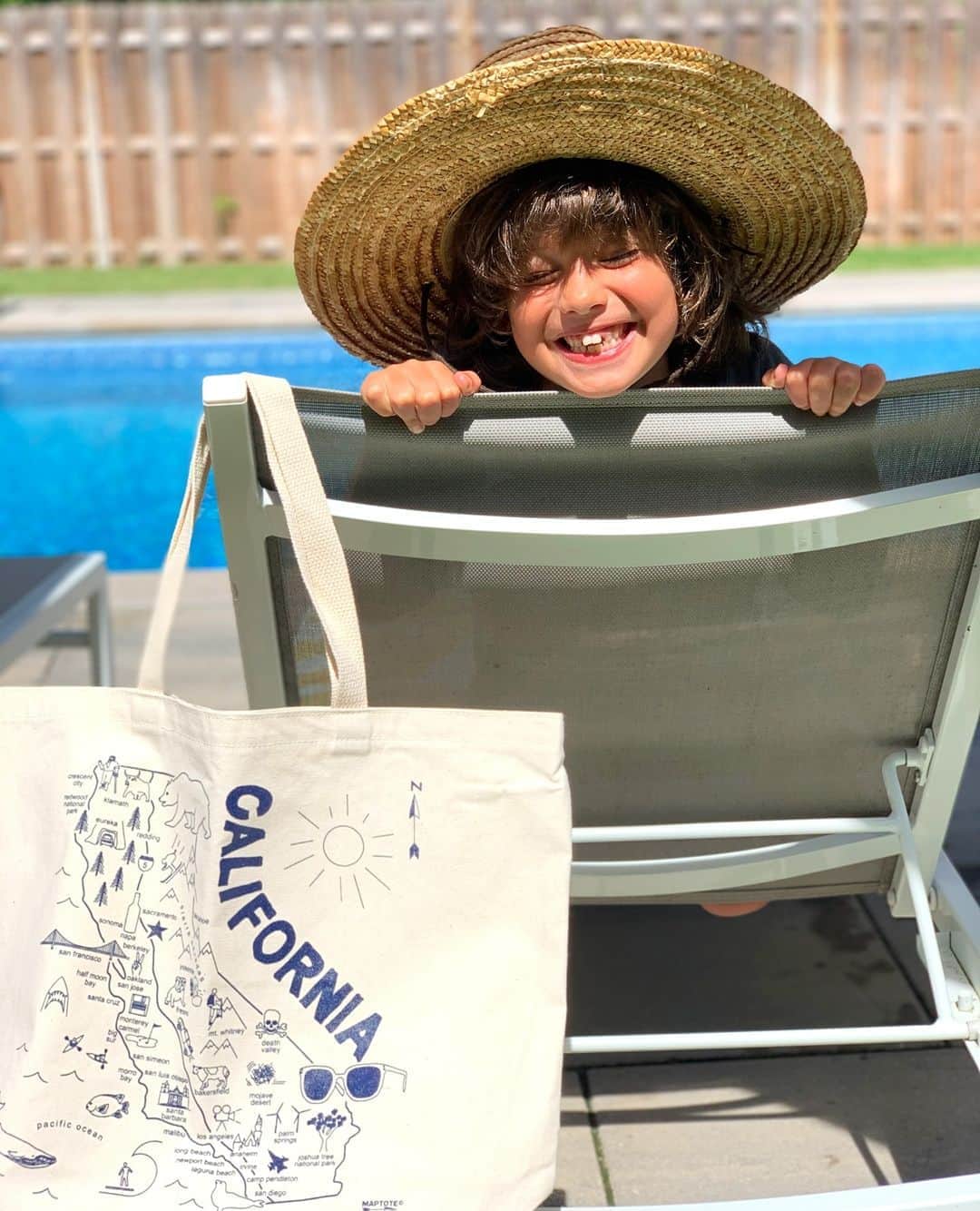 マップトートのインスタグラム：「Let's keep the the smiles going as we say goodbye Summer and hello to Fall!」
