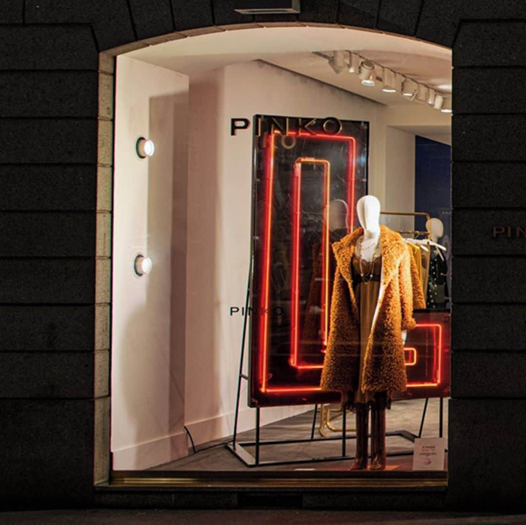 PINKOさんのインスタグラム写真 - (PINKOInstagram)「You can’t stop LOVE from spreading around, and you can’t stop #PINKO from keep sharing LOVE! Absolutely loving the shop window design in celebration of Milan Fashion Week, hope you’ll love it too! #FW20 #MFW」9月24日 1時01分 - pinkoofficial