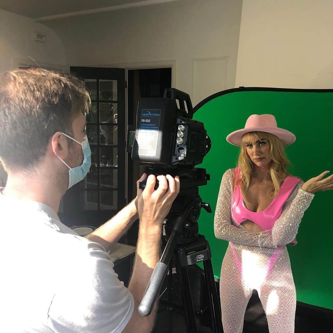 NERVOさんのインスタグラム写真 - (NERVOInstagram)「Multitasking 👶🏼🕊♠️ green screens ✅✅ dolling up 💄💄 and shooting music videos indoors are now the new norm!! Can’t wait to show you what we have in store for ya guiiseee 🎶💋👀💅🏻 #ACRYLIC @jessballl Big ups to @onmediastudios @yrushoes @imvictoriafratz @esq4pe @sparklfashion @aaronfradkin for the production and wardrobe ✨✨🎥🎥」9月24日 1時06分 - nervomusic