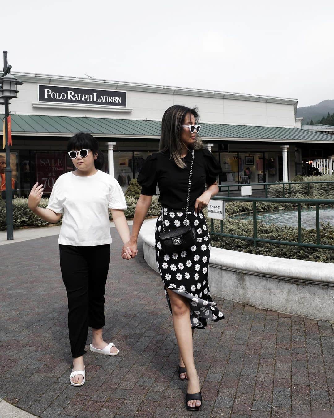 島野ミキさんのインスタグラム写真 - (島野ミキInstagram)「・ ・ 二人で#モノトーンコーデ 🖤  mama… @andrabbit_official @ibuki_shimano … @zarakids ・ ・ #仲良し#リンク#リンクコーデ#family#親子コーデ#親子リンクコーデ#モノトーン#ブラックコーデ #setup#Style#ontd#ファッション#fashion#wear#コーデ#coordinate#love#女の子ママ#mama#kids#zara#zaraコーデ#zarakids#アウトレット#お出かけコーデ#親子で楽しむ#仲良し親子#娘とデート#shopping」9月24日 1時07分 - miki_shimano