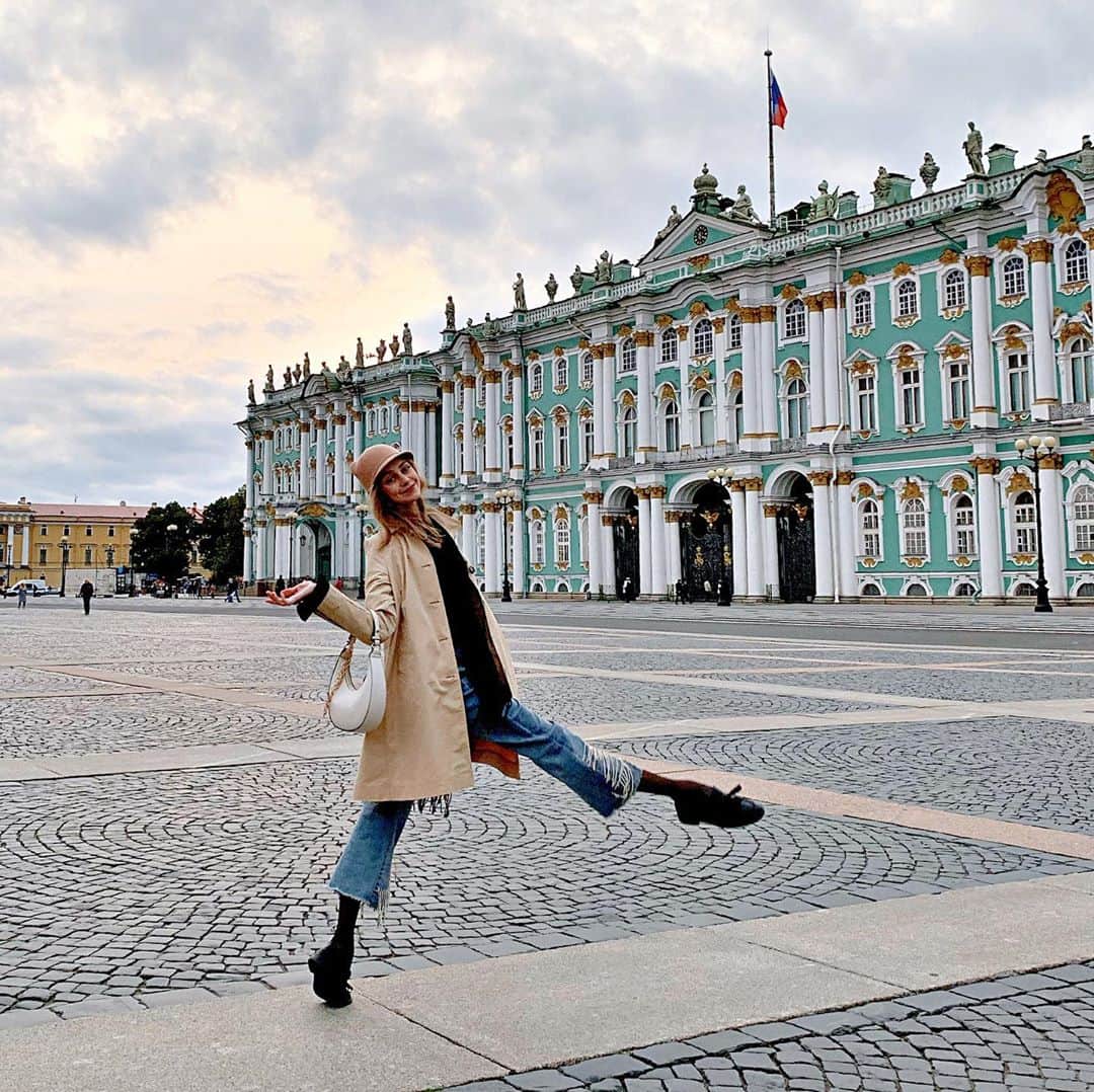 ダリア・イオノワのインスタグラム：「Петербург - это по любви 🤍 _______________________________________  #spb #saintpetersburg #mariinsky #mariinskytheatre #mariinskyballet #mariinskydancer #vaganovastudents #ballet」