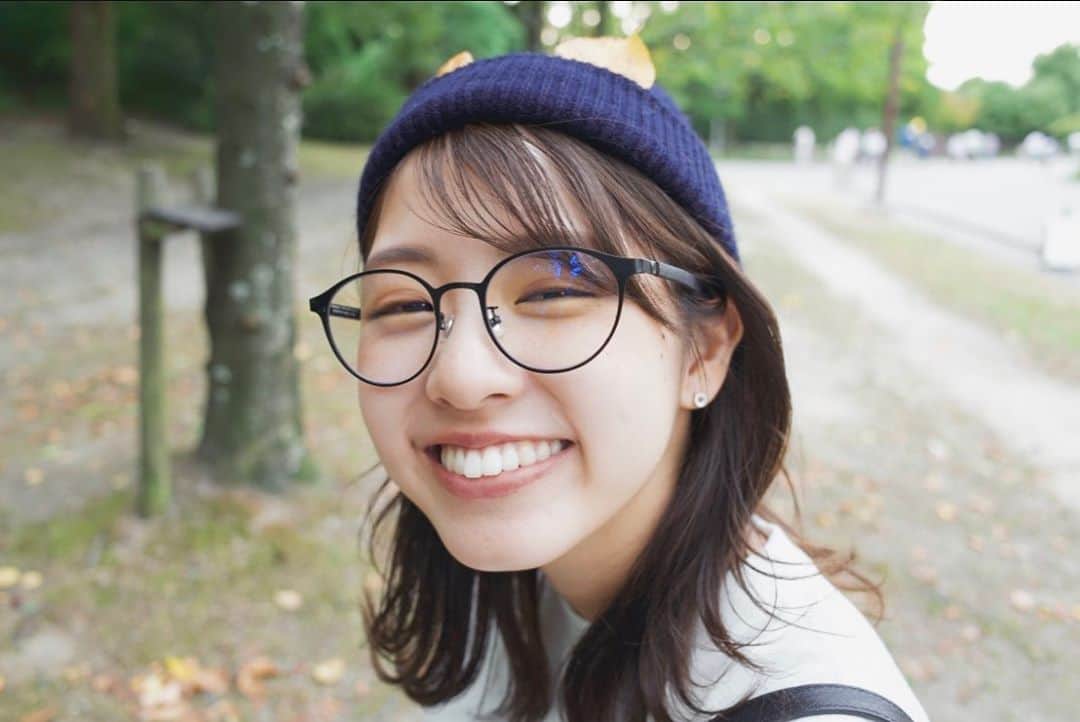 のインスタグラム：「.  笑いすぎると二重とれる😧  #メガネ女子 #あざとい系女子 #ニット帽 #だてめがね #秋コーデ #あざとい笑顔 #ポートレート #ポートレート撮影 #ポートレートしま専科 #彼氏目線 #関西写真部share #京都 #photoby921 #ricohgr2」