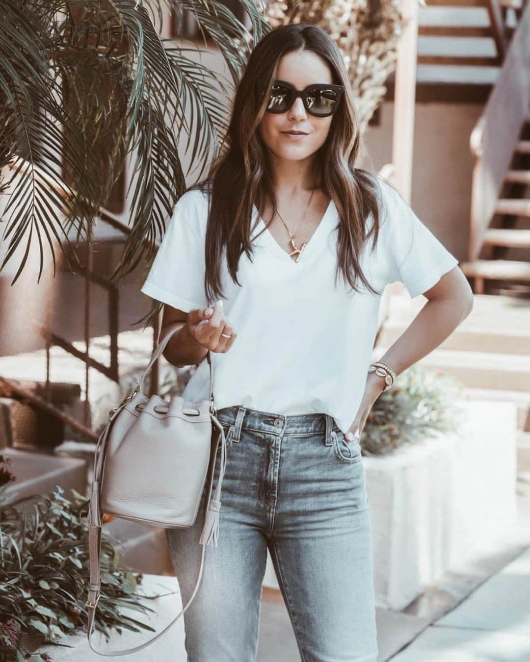 カレントエリオットのインスタグラム：「@karla_jordan3 street stylin’ the staples」