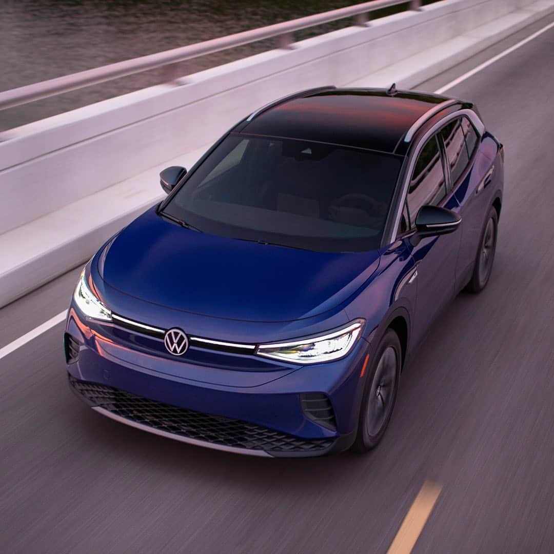 アリ・クリーガーのインスタグラム：「It’s been my personal philosophy to keep the environment in mind, which is why I’m proud to be a #VW Partner! With their all-electric, zero direct emissions ID.4 SUV, Volkswagen is embracing an electric future. A future everyone can embrace. Reserve your @VW #ID4 now at vw.com」
