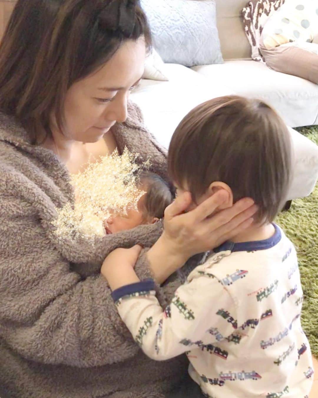 田中涼子のインスタグラム：「妹が産まれて1ヶ月の頃  2歳なりたてだった息子が抱っこしてほしいってシクシク泣いて我慢してるのもよくわかって私も泣いたなぁ🥺  3歳9ヶ月になった今も毎日抱っこマン👦🏻💕人前では抱っこ言わなくなったから少しずつ離れて行ってる🥺こっちがシクシク。  子ども達の写真が日々増えていくから、記録はしときたいしいつも遊んでる友達やパパとの写真も多いし新たに成長記録のアカウント作ってみた☻*」