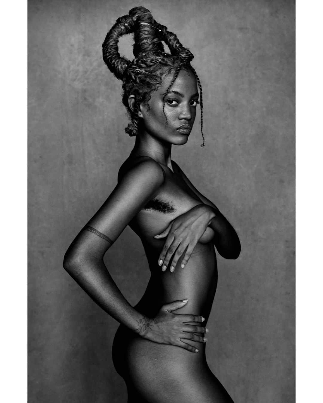 マリオ・テスティーノのインスタグラム：「Hair can be so important. It is an essential part of the proportions of someone’s face, but it can also express pride in one's history and heritage. Braiding hair as a way to create a sculptural hairdo is an important part of Afrobrazilian culture. When looking carefully you can see they really are sculptures made with hair. And hair is one of the toughest materials to work with, as it changes from one person to another and it is difficult to control, so you need magic in your hands and lots of experience.  Emira’s features are so strong and beautiful that she is a match for such an extraordinary hairdo.  _ O cabelo pode ser muito importante. É parte essencial das proporções do rosto de alguém, mas também pode expressar orgulho pela história e herança. Trançar o cabelo como forma de criar um penteado escultural é uma parte importante da cultura afro-brasileira. Olhando com atenção você pode ver que realmente são esculturas feitas com cabelo. E o cabelo é um dos materiais mais trabalhosos, pois muda de uma pessoa para outra e é difícil de controlar, então você precisa de magia em suas mãos e de muita experiência.  O rosto de Emira tem feições tão fortes e bonitas que ela é perfeita para um penteado tão extraordinário.  #ABeautifulWorld #Brazil #MarioTestino #CandeSalles」