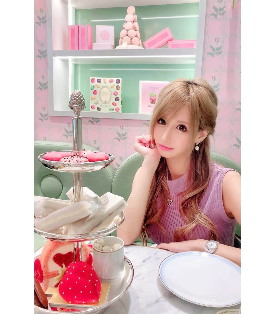 星河るいのインスタグラム：「. . ぶりっ子してきた🍓ʾʾ  誘ってもらわなかったら 一生行くことはなかったでしょうw マカロン美味しかったな〜♡ . #ラデュレ#アフタヌーンティー#全然足りない#そのあとパスタも食べてデブ」