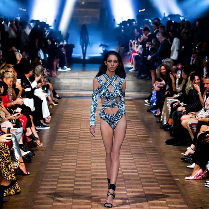 のインスタグラム：「Wearing a symmetric swimwear bodysuit with off-shoulder sleeves and an engineered graphic techno marble print from our latest #JULIENXGABRIELA SS20 collection, @mayara.moreno was enchanting and seductive as she strutted down the catwalk  Styling: @karlplewka Casting: @mrsvoguester Makeup: @wendyrowe Nails: @mariannewman Hair: @kenpaves Shoes: @lucychoilondon  #LFW #LFWSS20 #ss20 #JULIENMACDONALD #GLAMAZONIA @julienxgabriela」