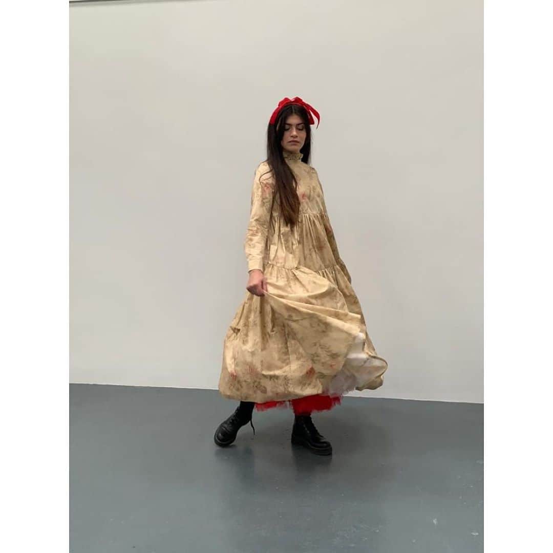 キャベジズ&ローゼズのインスタグラム：「A lovely day with @just_belle shooting AW20. This is the Francesca dress in our new print Evelyn. Arriving Sunday 🖤🤍🖤🤍 @christina_strutt @scottlongjphoto @thepuntercambridge @moniquetacon @monica_cfernandes #comingsoon #aw20 #britishfashion #madeinengland #buybetterbuyless #cabbagesandroses #cabbagesandrosesfashion #livinglifebeautifully #bruton #openingsoon」