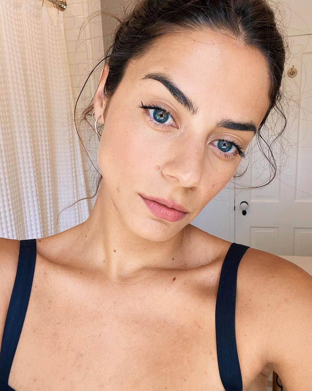 ロレンザ・イゾのインスタグラム：「🤳🏼」