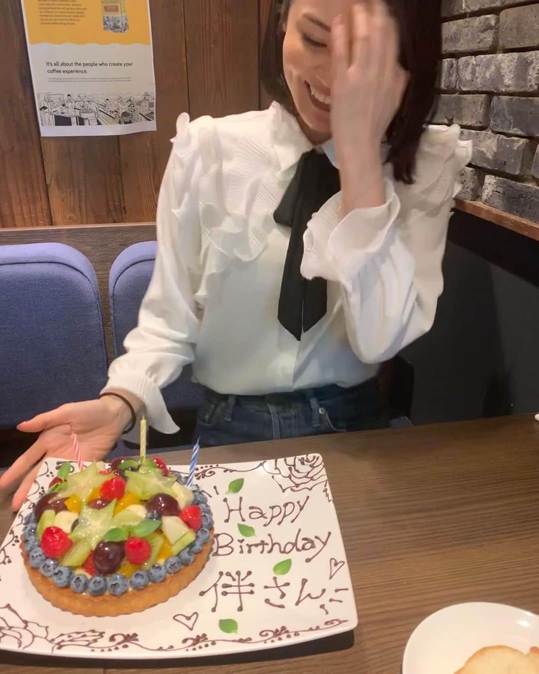 伴杏里さんのインスタグラム写真 - (伴杏里Instagram)「びーっくり😻嬉しいです…照🙈🎂🙏  大好きなフルーツタルト😍 ありがとうございました❤️  #birthday #thankyou #happy」9月24日 1時48分 - anri.ban