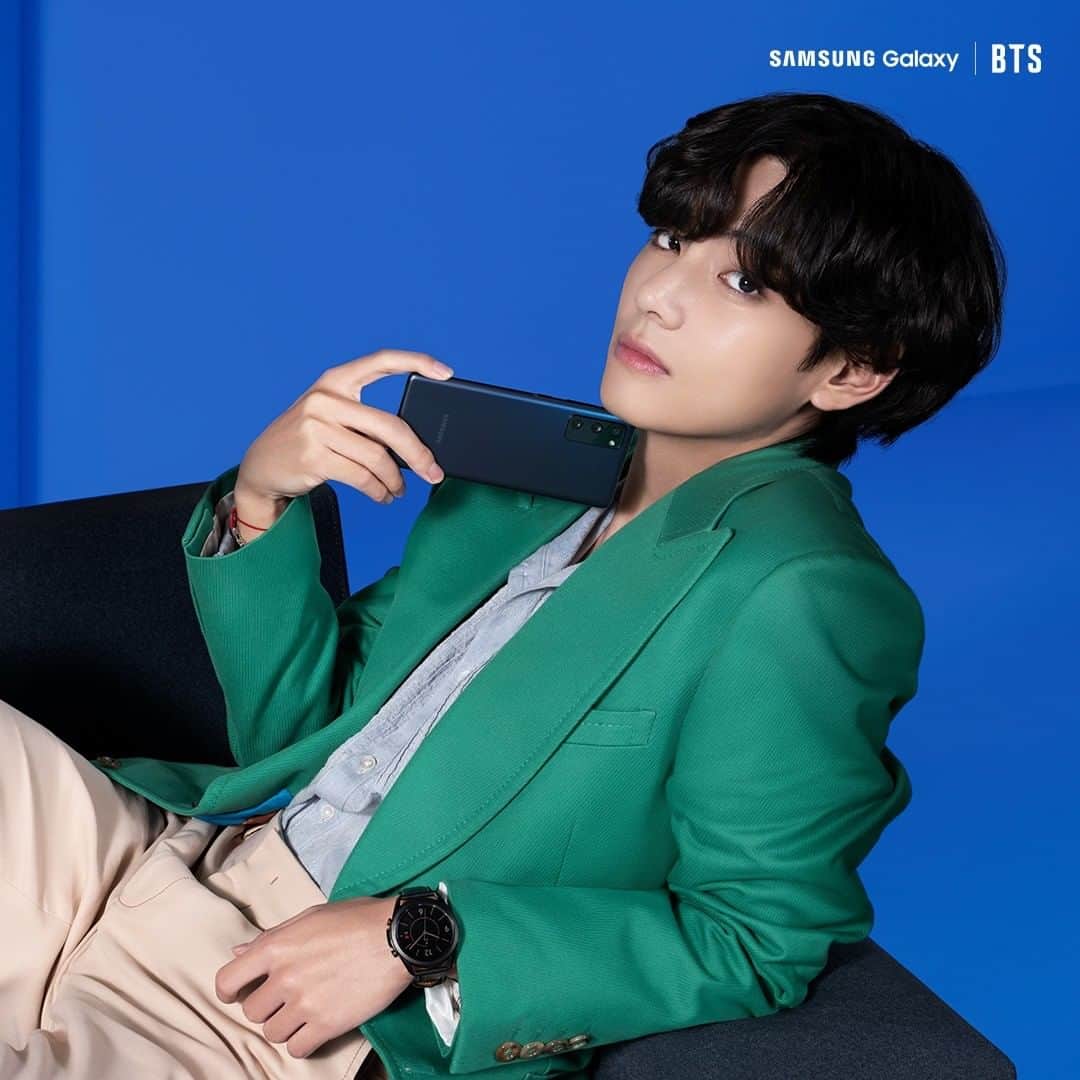 Samsung Mobileさんのインスタグラム写真 - (Samsung MobileInstagram)「Just in from #SamsungEvent: BTS’s #V is swaggin’ with #GalaxyS20FE in Cloud Navy. #GalaxyxBTS @bts.bighitofficial」9月24日 1時40分 - samsungmobile