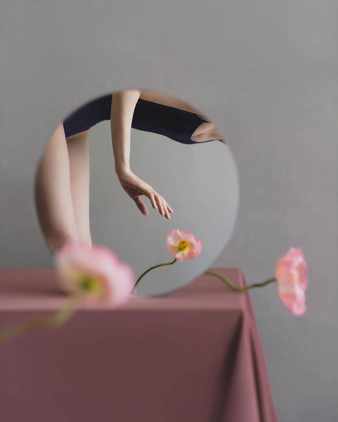 のインスタグラム：「Photographer Ziqian Liu’s (@ziqianqian) ethereal self-portraits seek balance and harmony, and her innermost longing for perfect order.⁣ ⁣ “I started shooting this way about two or three years ago,” says Ziqian. “I was very anxious at that time. I found that taking pictures would slowly release my negative emotions. My style was gradually formed in the process of shooting. I found that the minimalist pictures would make my heart calm.⁣ ⁣ Humans and other creatures of nature live in the same world; we breathe the same air, depend on each other, are tolerant of each other. I try to find a kind of balance and symbiosis between humans and nature in my works, because only in this kind of state can beauty be most embodied.⁣ ⁣ My deepest desire is symmetry and perfect order. In my work, the images in the mirror represent the idealized world I hope for. The integration with the outside just reminds me to respect and recognize the imbalance in the real world, but also to adhere to my own inner order and principles.⁣ ⁣ My work is always created indoors. I think in the space we are most familiar with our emotions can be fully released. Through talking with ourselves, we can get to know our innermost true self. So I think enjoying loneliness is also the process of discovering beauty.”⁣ ⁣ #ThisWeekOnInstagram⁣ ⁣ Photos by @ziqianqian」