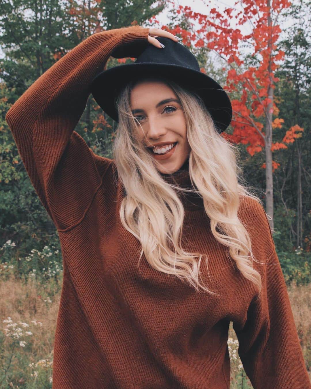 Kalyn Nicholsonのインスタグラム：「new vlog alert 🎥 where to begin...   for starters, we're one week from #Youtober2020 and the cinnamon vibes are in full effect. My best friend officially finished her chemo this week and is absolutely crushing cancers ass and it's something else to witness, @larissa.newberry you are fucking incredible. On the weekend we went apple picking at Le Verger Goguen Farm and I finally got to meet the lovely @ericarichard18 who I first connected with digitally back in February through @allthingskoze. Her effervescent energy moved me in such an inspiring way, it reminded me why I love social media and the positive things it can do!  In-between all of that I've been enjoying golden sunsets with my dog and the sound of rainstorms hitting the roof of my tiny-home rental while I edit away all the October goodness to come. Taking deeper breaths and counting many blessings, including whoever you are reading this✨  Feel free to come hangout with me for the first official fall vlog of the year, linked in bio 🍂」