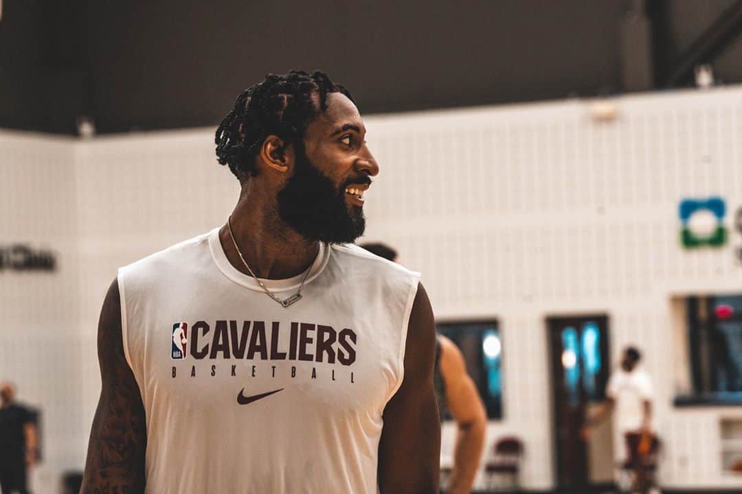 アンドレ・ドラモンドのインスタグラム：「Double session complete! ✅ Would y’all tune in if I went live during my workouts?? Comment below! 💪🏾✊🏾👀👀🦋🤍」