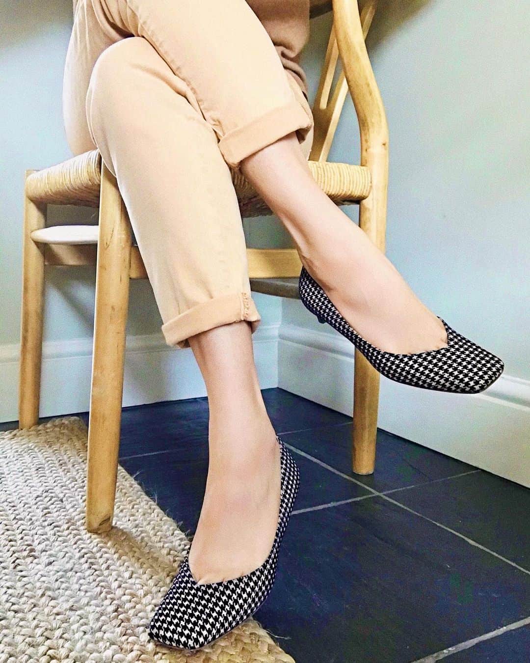 ルパートサンダーソンのインスタグラム：「Heavenly Houndstooth I Freya in Mist Mini Houndstooth I 📸 @alexandrafullerton I #AW20 #NewShoes #1960sFashion #KittenHeels #OpArt #SquareToe #ShoeAddict #RupertSanderson」