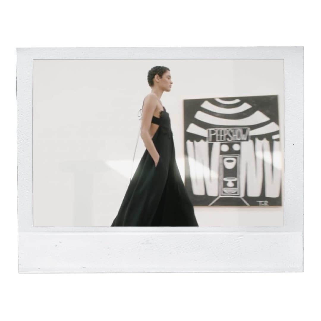 のインスタグラム：「Girls on film #VBSS21   Watch the digital presentation on IGTV and victoriabeckham.com」