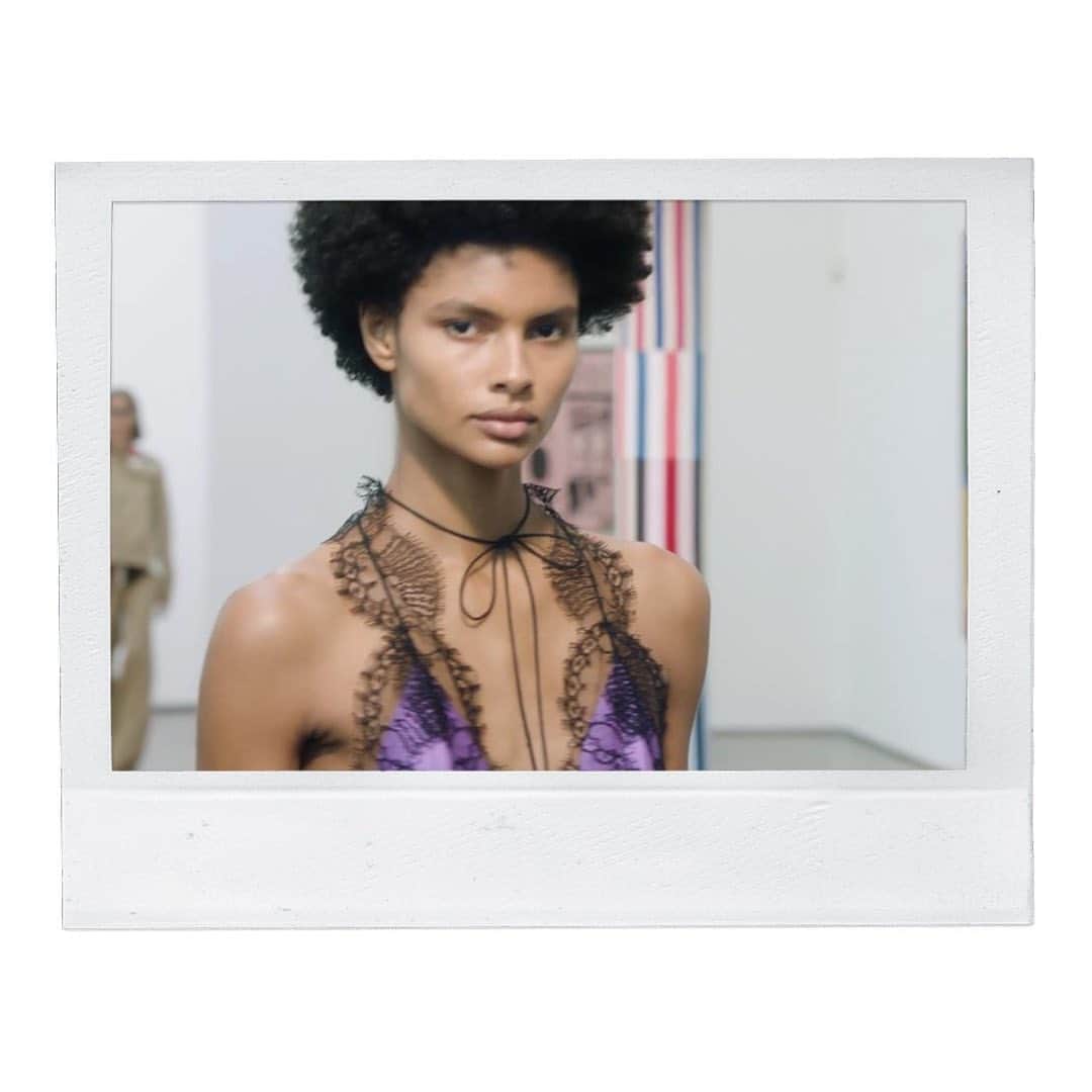 のインスタグラム：「Girls on film #VBSS21   Watch the digital presentation on IGTV and victoriabeckham.com」