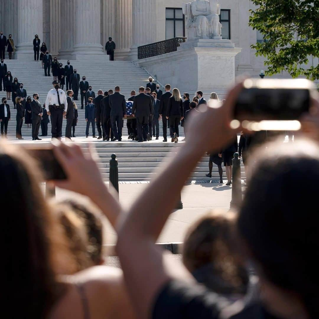 CNNさんのインスタグラム写真 - (CNNInstagram)「Ruth Bader Ginsburg will lie in repose at the Supreme Court on Wednesday and Thursday, giving the public a chance to pay their respects to the late justice. Tap the link in our bio for more updates. (📸: Scott Applewhite/AP, Chip Somodevilla/Getty Images, Saul Loeb/AFP/Getty Images, Jonathan Ernst/Reuters, Win McNamee/Getty Images, and Jose Luis Magana/AP)」9月24日 2時01分 - cnn