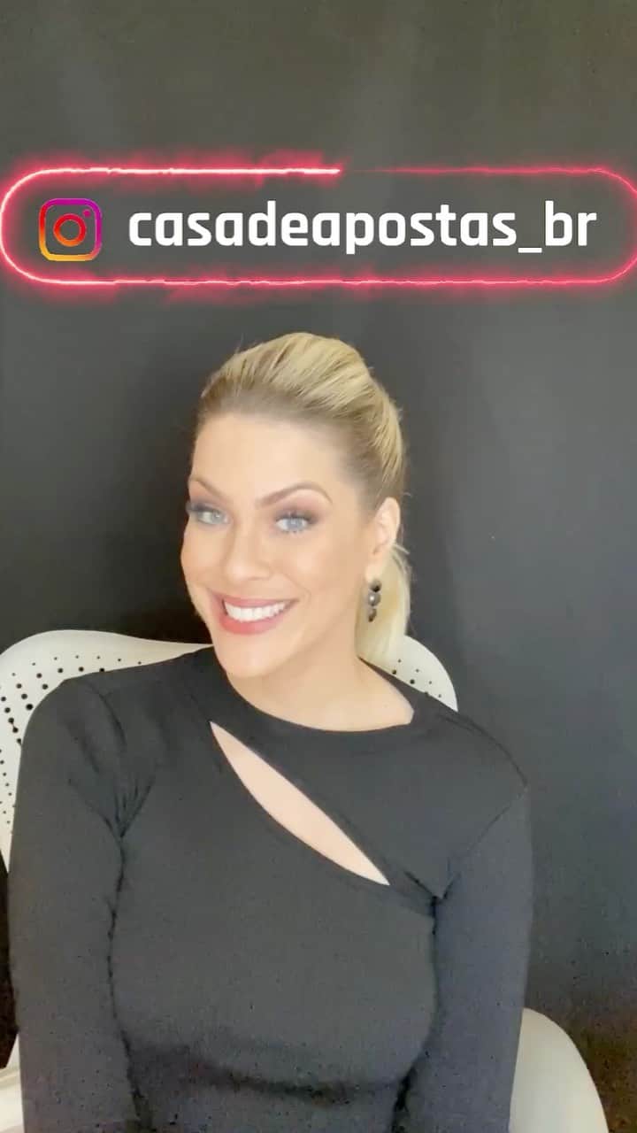 レナータ・ファンのインスタグラム：「Ai, meu coração! Hoje tem Libertadores com clássico entre Internacional e Grêmio, além da Copa do Brasil com jogos decisivos. Confira meus palpites e faça os seus na @casadeapostas_br! Vem pra Casa! ✅  #CasaDeApostas #libertadores2020 #libertadores」