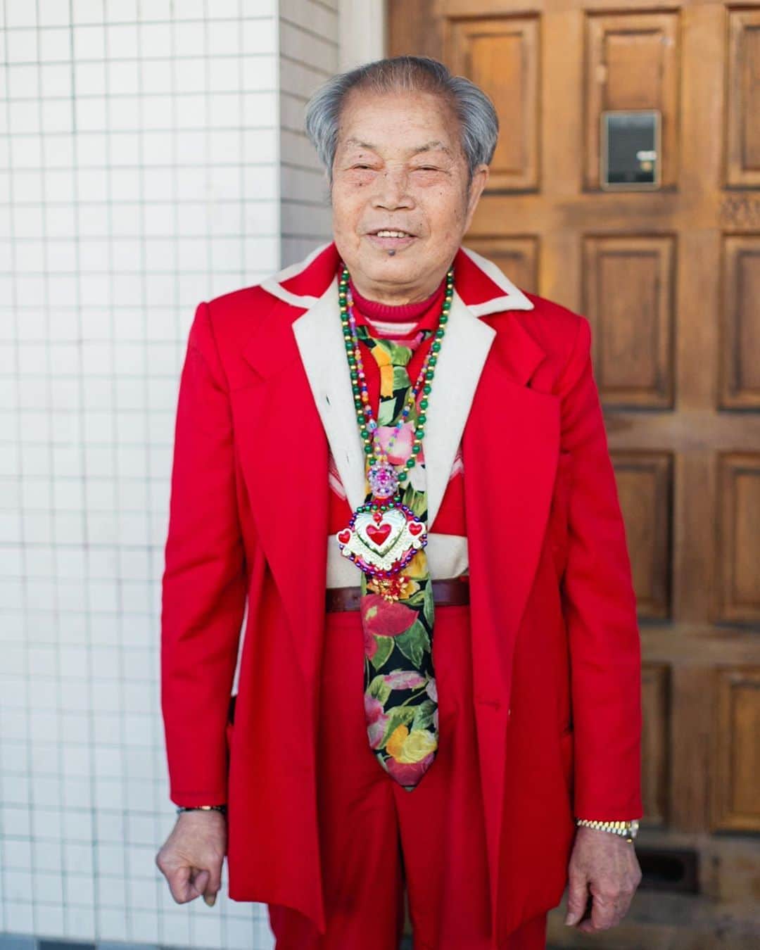 Grace Bonneyのインスタグラム：「In the @chinatownpretty book, seniors share their wisdom with us -- whether it’s about their fashion philosophy, how to raise kids, or ways to live a healthy and active life.  (1) You Tian Wu in his iconic red suit and handmade bolo tie told us: “When you’re young you don’t have to care about fashion. But when you’re old, you have to.”  (2-4) Run Jin Ou Yang, who has Alzheimer’s, said she was a perfectionist when she was younger. Nowadays she’s content just knowing her kids and grandkids being okay: “Now I’m carefree,” she said. “If I remember, remember. If I don’t, I don’t.”  Thank you @designsponge for hosting us during our book release week and for @gracebonney and all of you for celebrating the sage wisdom and joyful street style of Chinatown seniors.」