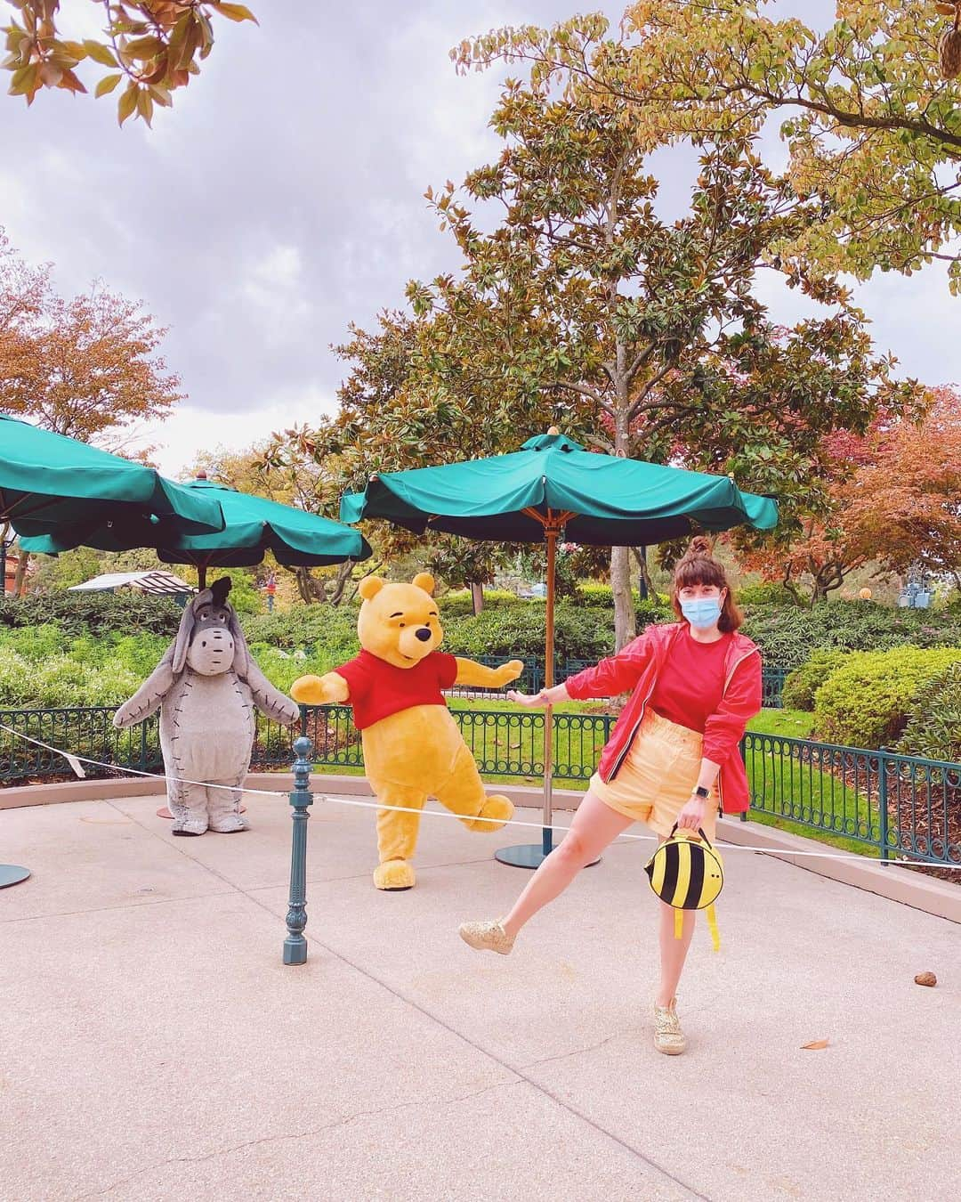 Angélineのインスタグラム：「Projet de départ : passer la journée à Londres. Projet final : un #disneybound Winnie The Pooh 🍯🐻 — Sur la dernière photo : une presque-altercation avec l’ours en question qui faisait beaucoup trop le troll pour me provoquer ... ça n’a ABSOLUMENT PAS fonctionné hein 🤭😂 — ✏️ J’ai déjà ma petite idée pour celui d’Halloween... des idées ? 🎃 ——————— #carnettoujoursadisney #disneylandparis」