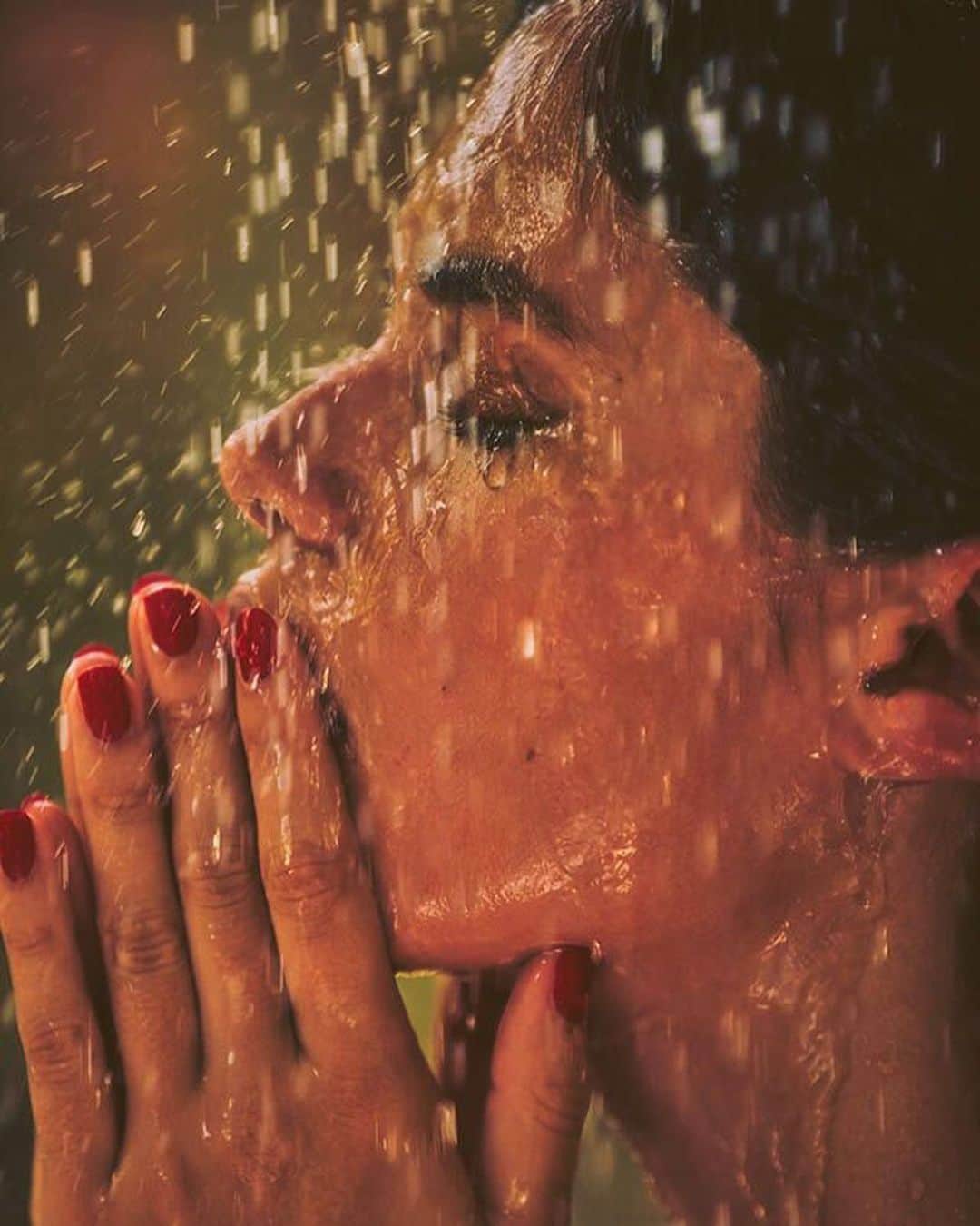 サラ・サンパイオさんのインスタグラム写真 - (サラ・サンパイオInstagram)「Have you showered today? 📸 @guyaroch」9月24日 2時22分 - sarasampaio
