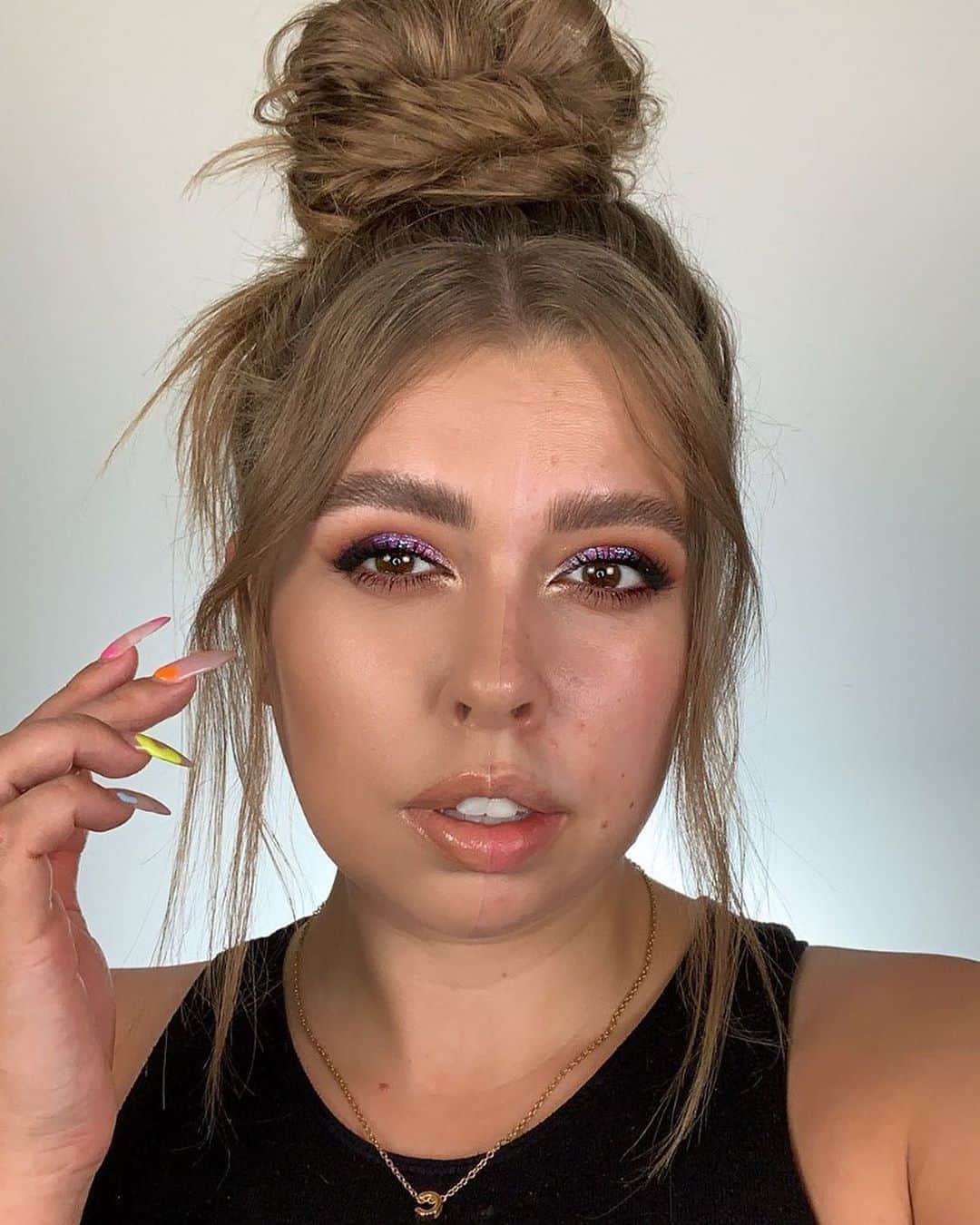 M·A·C Cosmetics Canadaさんのインスタグラム写真 - (M·A·C Cosmetics CanadaInstagram)「Hit the spot — all of them. M·A·C Regional Education Trainer @caylabliss gets flawless full coverage that still looks like skin 🤯 How?! ✨ Mineralize Timecheck Lotion to prime, saturate skin with hydration, blur fine lines and shrink the look of pores  ✨ Studio Fix Fluid SPF 15 Foundation to even out the skin (N4.75) ✨ Studio Fix 24-Hour Smooth Wear Concealer to conceal (NW24) ✨ Studio Fix Soft Matte Foundation Stick to contour (NC60) ✨ Studio Fix Powder Plus Foundation to set (N4) ✨ Fix+ (Original) to set the makeup and remove the look of powder Did this skin make you do a double-take? #MACStudioFix #MACSkincare」9月24日 2時15分 - maccosmeticscanada