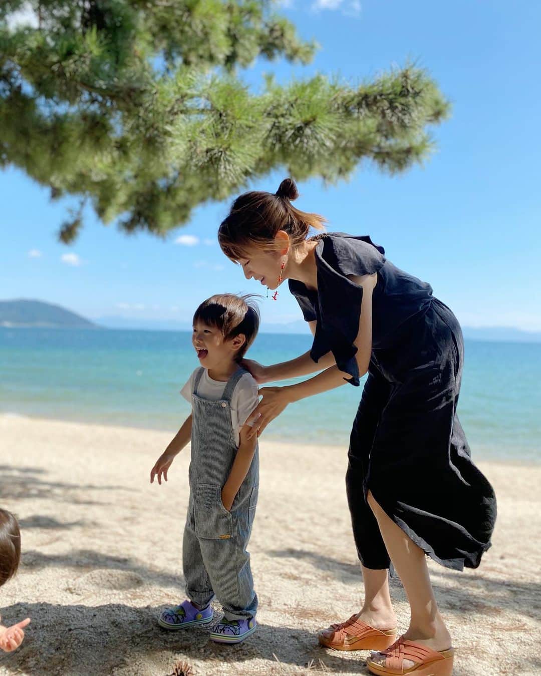 田中涼子のインスタグラム：「前開きのワンピース 授乳も出来るしごはんいっぱい食べられるしアウトドアはゆるゆるワンピースばっかり🍖  #琵琶湖 #2児育児#授乳服  #デイキャンプ」