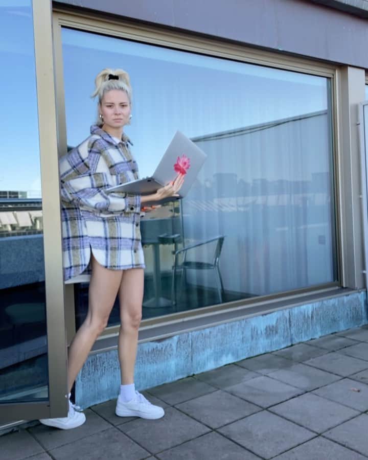 ニーナ・ネスビットのインスタグラム：「just me having a wee dance lol hope you’re all having a good week ✨ stay positive! atleast you’re a better dancer than me xo」