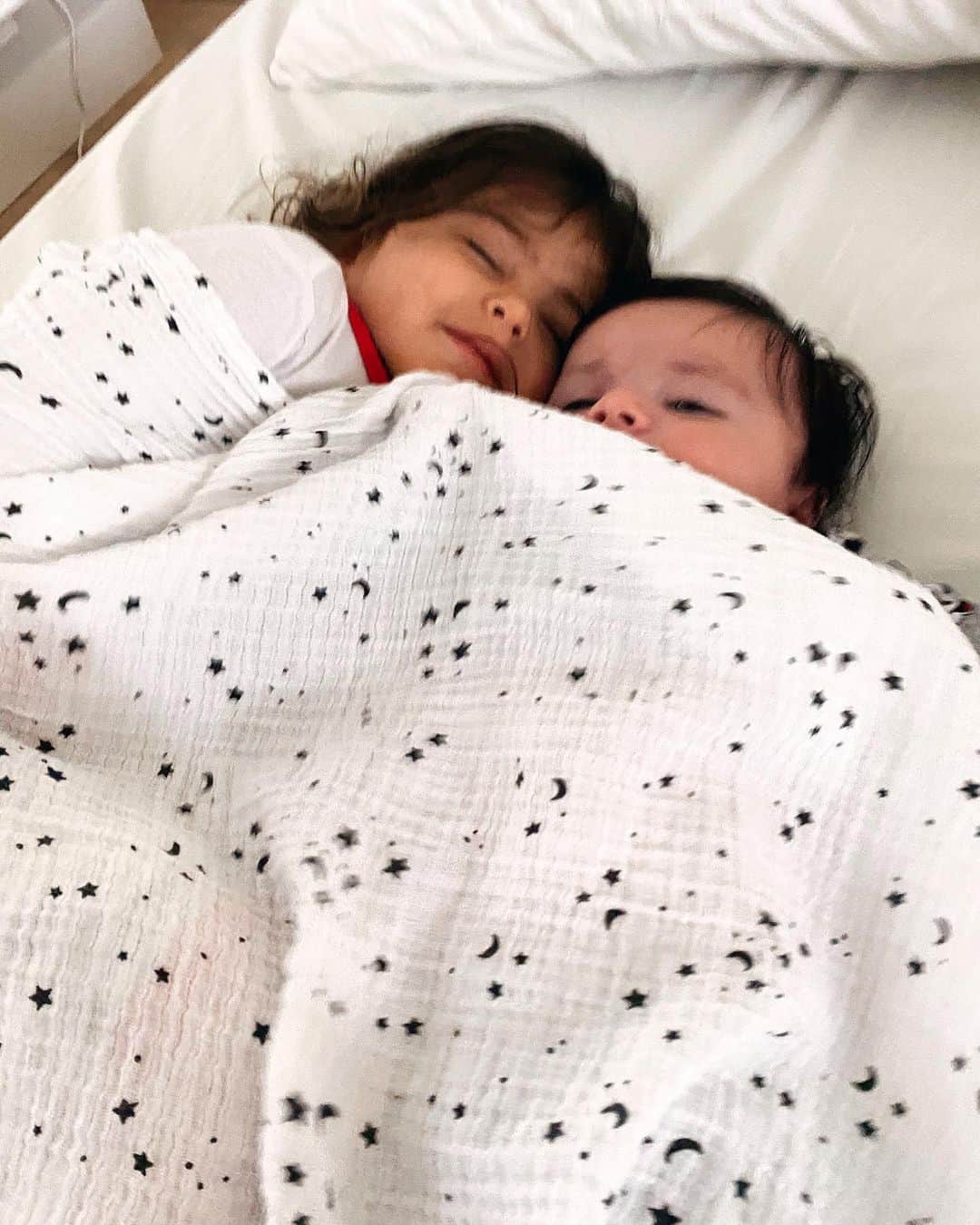 Sazan Hendrixさんのインスタグラム写真 - (Sazan HendrixInstagram)「One moment in motherhood I can’t wait to see is big sister Teeny snuggling with her baby sis like I got to witness her doing this past weekend with baby cousin Arie! 🥰 It will take everything in me to not jump in the middle and eat them like a sandwich 🥪 #meltsmyheart #cozy #toodeliciousformetohandle」9月24日 2時16分 - sazan