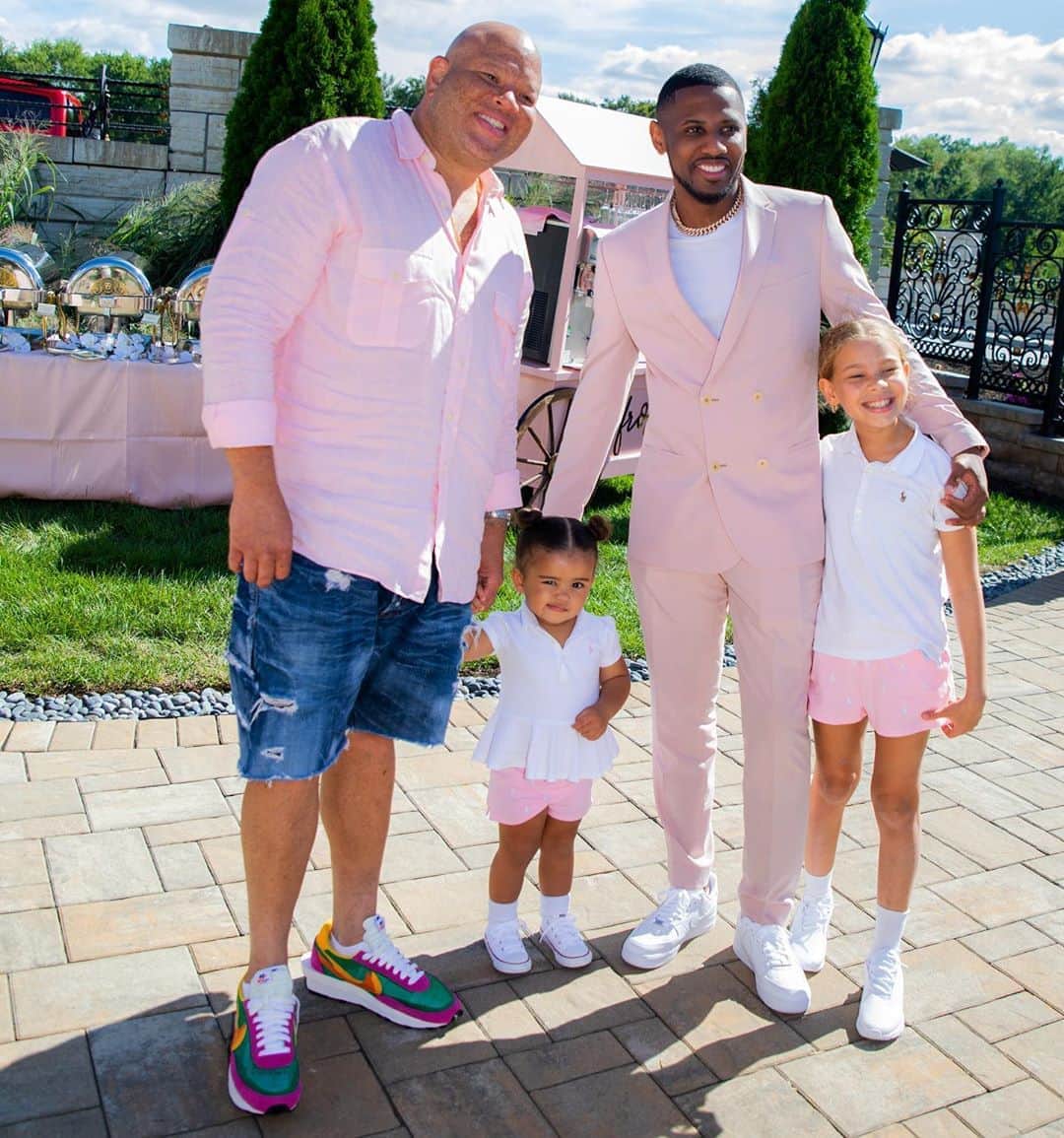 ファボラスのインスタグラム：「Happy Birthday to my brother @shawnpecas!! He’s the guy your go-to guy goes to!! Wit that said, you bout to be my go to guy for this baby girl on the way!! Appreciate you bro. Celebrate Life for him 🎈」