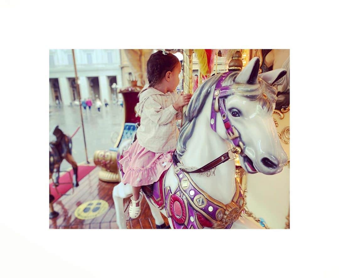 のインスタグラム：「Elsie’s first carousel ride, in Firenze, of course! 🦄  . . . #daughter #three #carousel #florence #firenze #tuscany #italy #travel #familytime #holiday #love #memories #childhood #happiness」