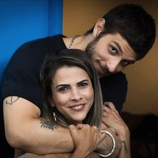 Chay Suedeのインスタグラム：「Minha mãe é um solzão, uma luz forte, e cada vez mais forte, que ilumina as pessoas, e os lugares por onde ela passa. Que benção sem precedentes ter sido criado e educado por você, mãe, sorte a minha, sorte a da Maria, por ter essa vovó maravilhosa (e a mais gata de todos os rolês). Te amo muito, sinto muito a sua falta, e to morrendo de saudade. Feliz aniversário! ❤️」