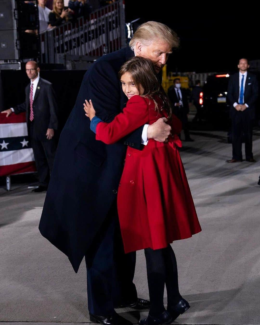 イヴァンカ・トランプさんのインスタグラム写真 - (イヴァンカ・トランプInstagram)「Arabella + Joseph attended their 1st MAGA rally in Pittsburgh, PA last night!  When their grandpa passionately spoke about the importance of school choice, Arabella excitedly turned to me & said “So grandpa is going to allow kids to choose if we go to school or not?! Amazing!” 😂🤣 School “choice” as understood by a 9 year-old!」9月24日 2時25分 - ivankatrump