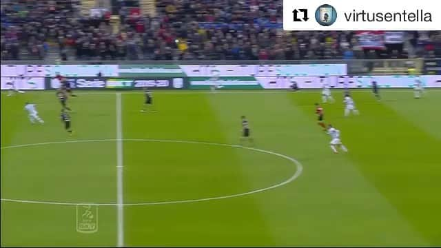 ジュゼッペ・デ・ルカのインスタグラム：「Speriamo di vederci presto qui allo stadio! 🤟🏻 Forza Entella! ⚪️🔵 . #Repost @virtusentella with @get_repost ・・・ 🤟🏼GIORNATA INTERNAZIONALE DELLE LINGUE DEI SEGNI⁣ ⁣ ⚽️ La zanzara ha un messaggio speciale per tutte le persone sorde che sostengono i colori ⚪️🔵⁣ ⁣ #unasolasquadra #giornatainternazionaledellelinguedeisegni #lis #linguadeisegni」