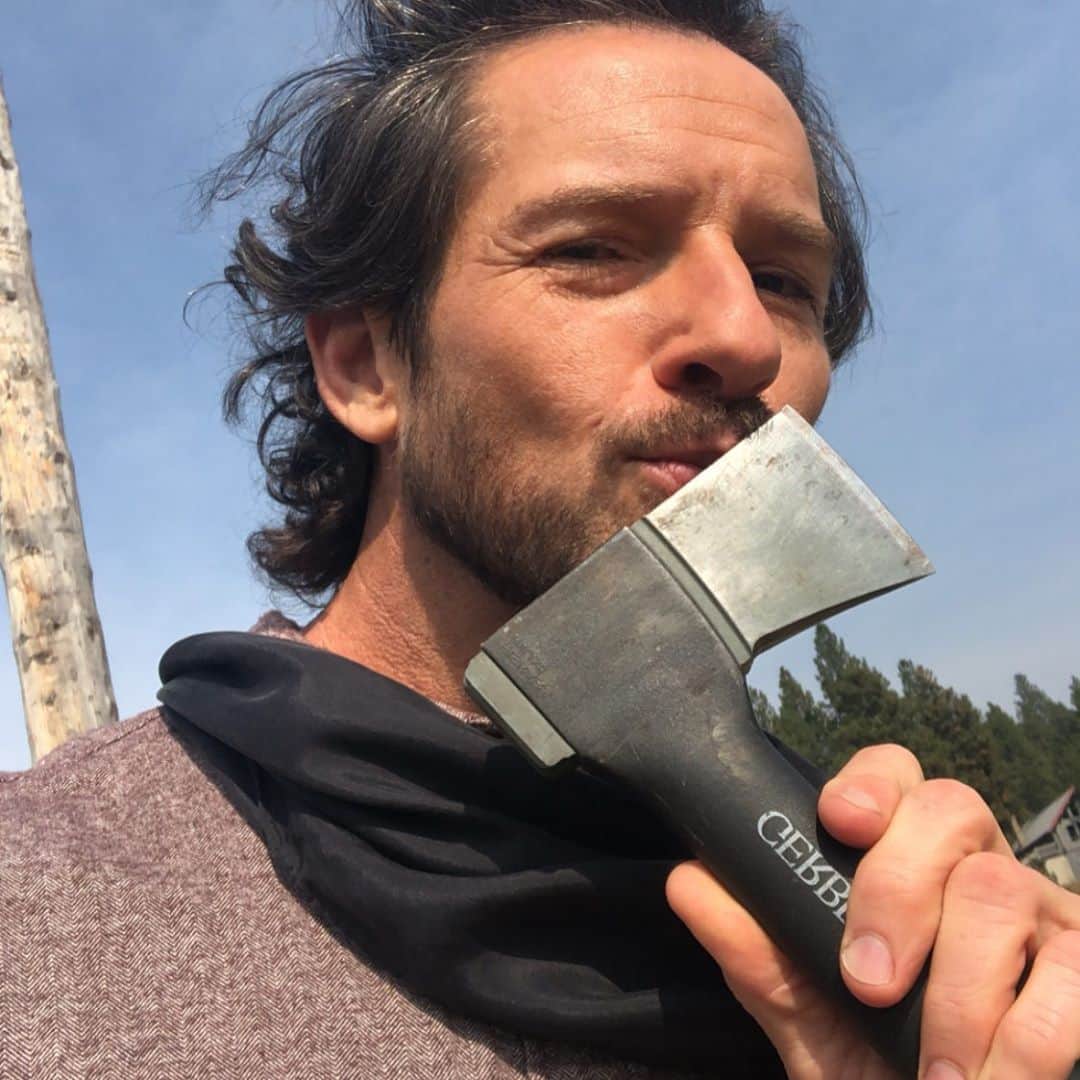 イアン・ボーエンのインスタグラム：「The only thing I have to kiss out in Montana.」