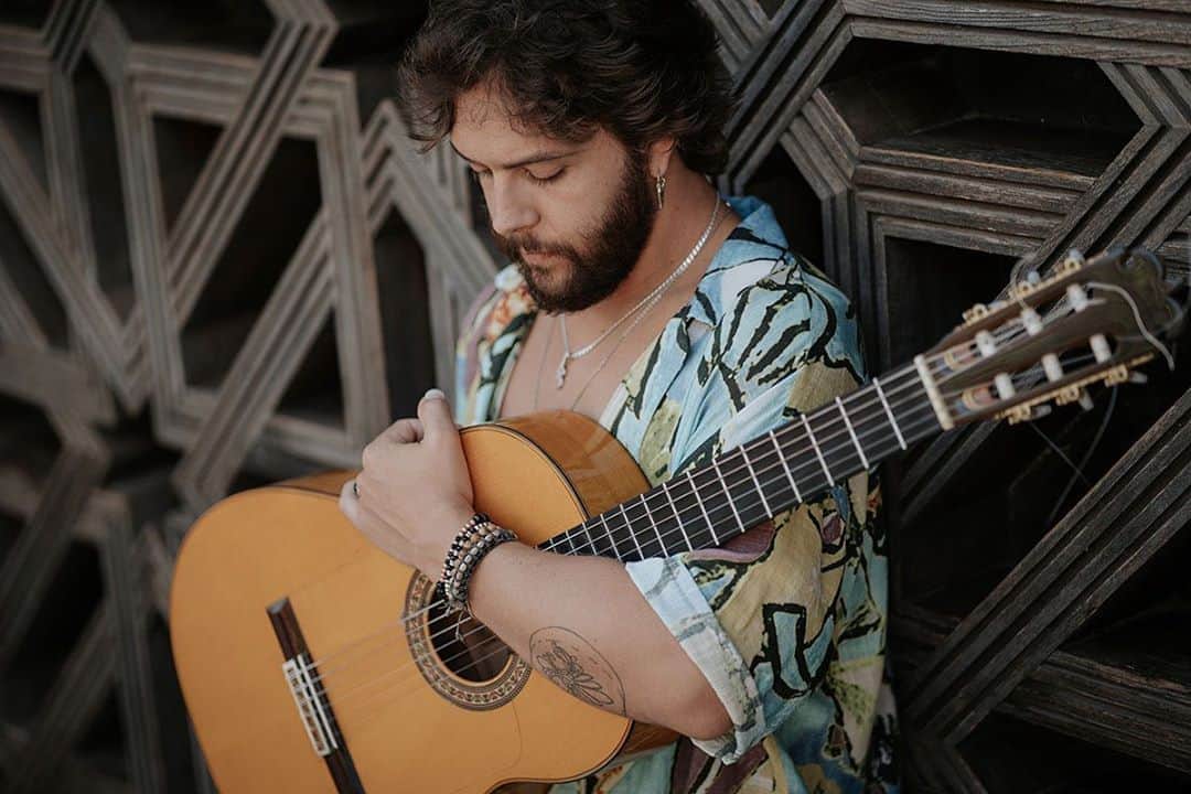 DeFlamenco.comのインスタグラム：「Luis Medina presenta su ópera prima: MOVIMIENTO (video)  El guitarrista cordobés Luis Medina, aprovecha el parón obligado debido a la pandemia para ponerse en Movimiento y grabar su primer disco, al que precisamente ha titulado con ese nombre.  En la portada de nuestra web deflamenco.com   https://www.deflamenco.com/revista/noticias/luis-medina-presenta-su-opera-prima-movimiento.html」