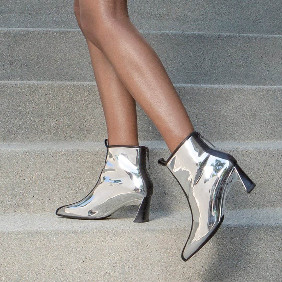 ユナイテッドヌードさんのインスタグラム写真 - (ユナイテッドヌードInstagram)「The LUCID MOLTEN MID //// Shine bright in our liquid silver bootie, a bold addition to any outfit. //// #aw20  . . . #unitednude #fashion #architecture #killerheels #hautecouture #autumnwinter #design #heels #footwear #footweardesign #fashionfootwear #2020 #style #thefuture #futuristic #shoegame #streetstyle #lookoftheday #instafashion #instastyle #solecollector #minimalmovement #streetlook #summerstyle」9月24日 2時42分 - unitednude