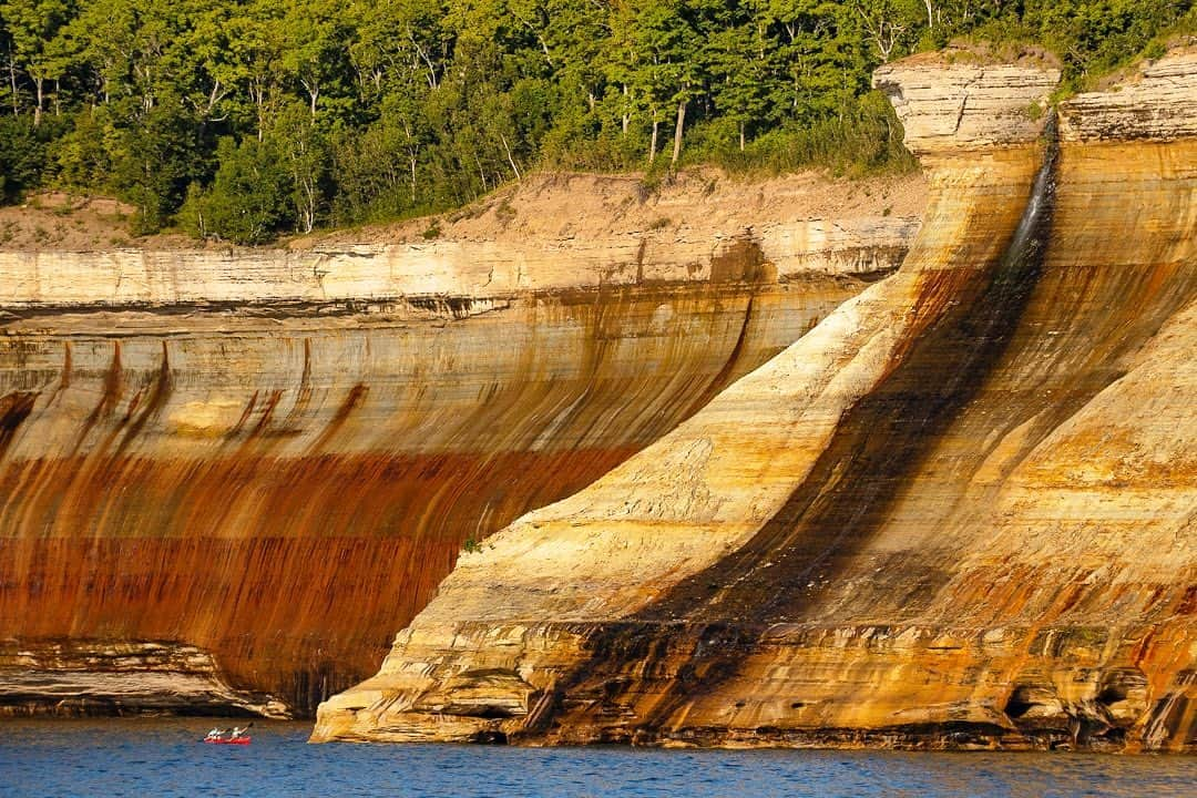 Tim Lamanさんのインスタグラム写真 - (Tim LamanInstagram)「Photo by @TimLaman.  Exploring Pictured Rocks National Seashore by canoe on a rare calm day on Lake Superior, a couple is dwarfed by the spectacular cliffs, stained in various hues by minerals seeping from the rocks.  #Michigan #LakeSuperior #PicturedRocks #PicturedRocksNationalSeashore #WildPlaces   Hi everyone – for my end of Sep monthly giveaway, I have an 8x10 in signed Red Bird-of-Paradise print ($100 value). All you have to do to enter is visit the link in bio and sign up for my newsletter.  All current and new subscribers are entered.  Good luck!」9月24日 2時43分 - timlaman