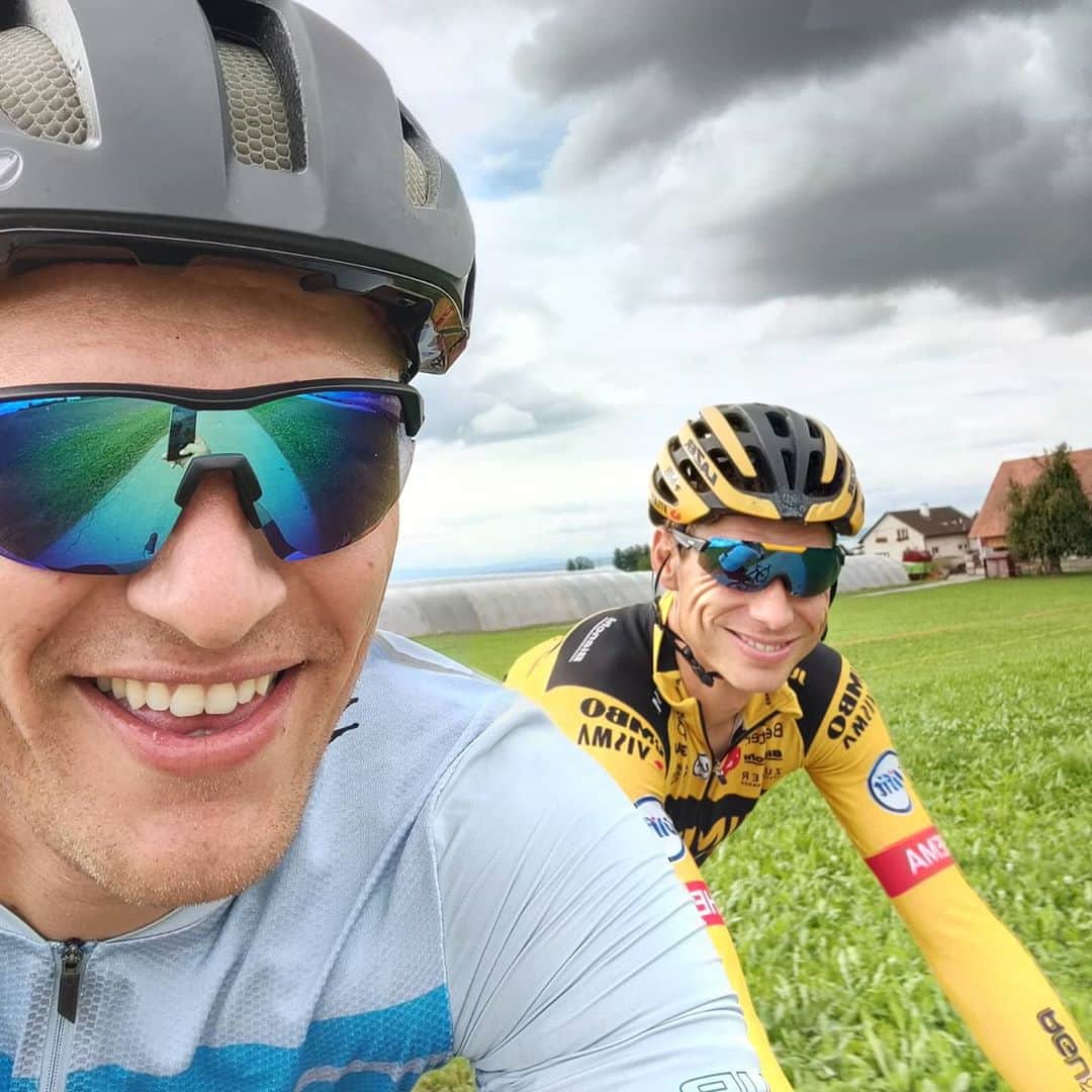 マルセル・キッテルさんのインスタグラム写真 - (マルセル・キッテルInstagram)「There are only a couple of opportunities per year where you can ride slow with the Panzerwagen @tonymartin_procyclist. One was today after he rode 3 weeks in France in front of the peloton. 🔥 Good to see him back at home being happy and healthy!  P.S. Tonys definition of slow is 30km/h average on a hilly ride... 😄😄👌🏼」9月24日 2時44分 - marcelkittel