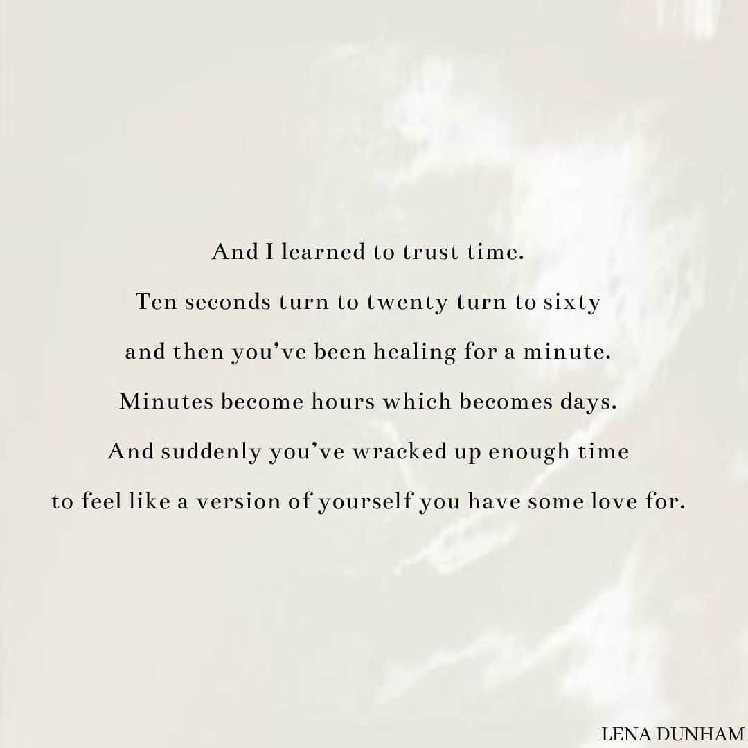 レナ・ダナムのインスタグラム：「Trusting time is a concept easier said than done. But I’ve learned that time never stops. Through the dark thoughts and unceasing fears, through the invisible healing, through the pain - the clock is still ticking and you’re surviving, whether you have the energy to be proud of yourself or not ❤️ #WellEnoughWednesday, posting more #wellenough content on my stories now, that will hopefully help you during this time of solitude.」