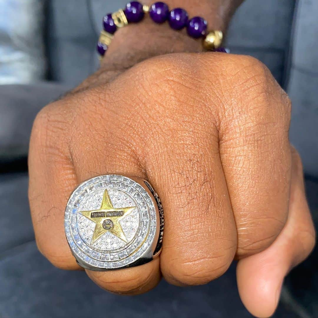 アンソニー・アンダーソンさんのインスタグラム写真 - (アンソニー・アンダーソンInstagram)「A gift from my brothers @cedtheentertainer and @georgelopez welcoming me to The Hollywood Walk of Fame. I have a Star amongst the Stars with my brothers! #familyties #justakidfromcompton #walkoffame #threadgang」9月24日 2時45分 - anthonyanderson