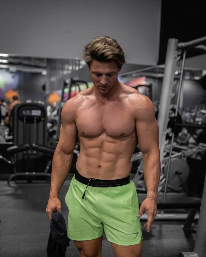 スティーブ・クックのインスタグラム：「Major chest day coming at you! Really focusing compound movements earlier on in this workout. Then moving towards isolation work. Upper chest is also given more of a priority. @fitnessculturetraining   1. Strength movement- Flat bench 5x5 working off 80% of 1 rep max. 2 mins rest.  2. Incline DB press single arm. Four sets of 10 reps (5 each arm x 2 = one set)   3. Single arm decline press hammer smith. 10,8, 8 - then drop set to failure.   4. Cable cross over. 3 sets 12 reps.  I’m wearing the Speed collection by @gymshark I wear a large in the 5inch shorts. #workout #chestworkout #getswole」