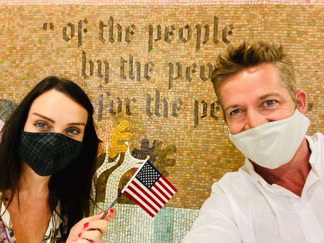 のインスタグラム：「Woke up as an American person this morning. And so did my wife.Very peculiar. 🇺🇸」